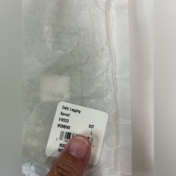 Vuori Women's Large Daily Legging Green Sprout NWT High Rise 7/8 Insteam No-Slip - Picture 7 of 8